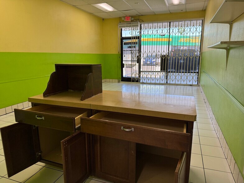 More Photos Of 18125 Saticoy St, Reseda General Retail For Lease