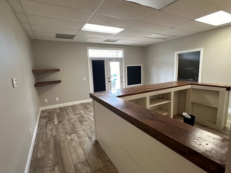 More Photos Of 1350 W Government St, Brandon Office For Lease