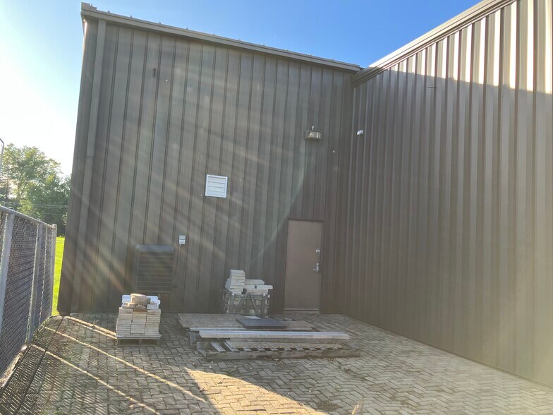 More Photos Of 4341 Middaugh Ave, Downers Grove Warehouse For Sale