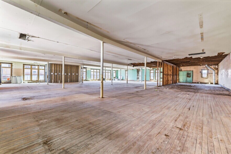 More Photos Of 29 S Chadbourne St, San Angelo Drugstore For Sale