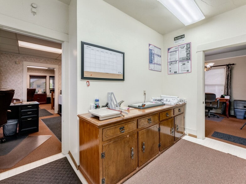 More Photos Of 737 NW Adams St, McMinnville Office For Sale