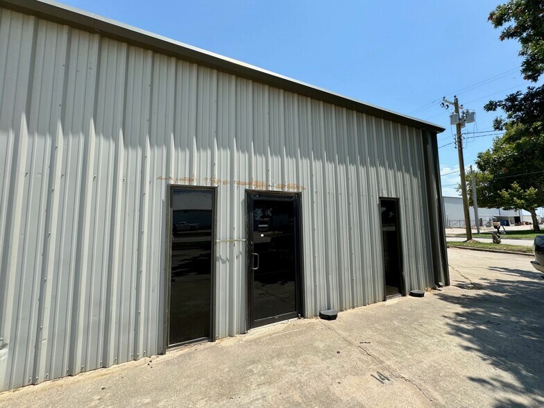 More Photos Of 220 S Alliance Ct, Oklahoma City Manufacturing For Lease