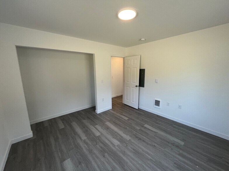 More Photos Of 1306 Melbourne Ct, Westport Multifamily For Sale