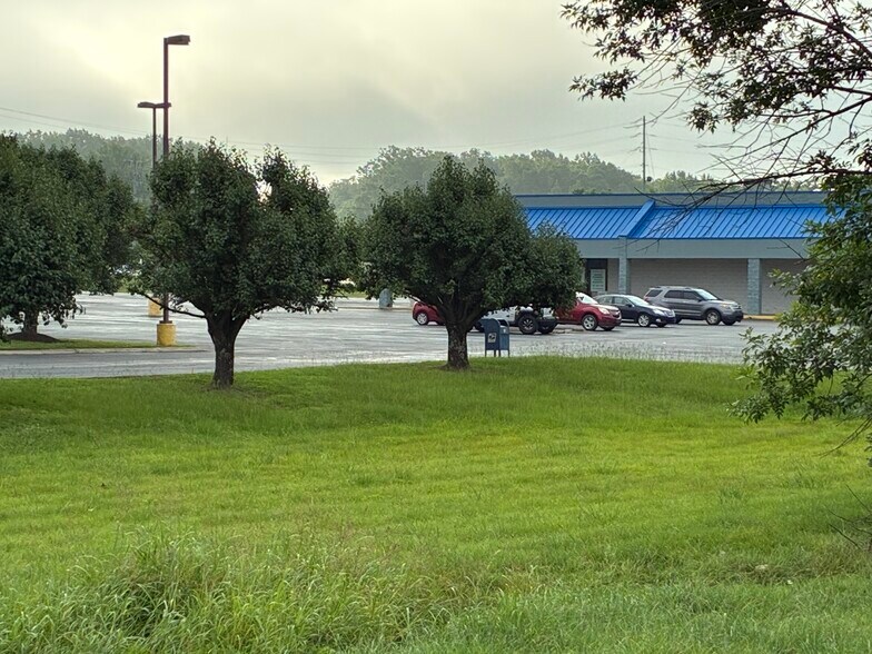 More Photos Of 2904 US 31 W, White House General Retail For Lease