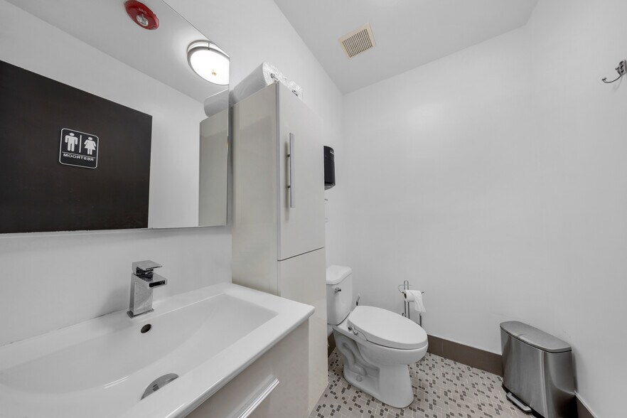 More Photos Of 49 W 49th St, Hialeah Medical For Lease