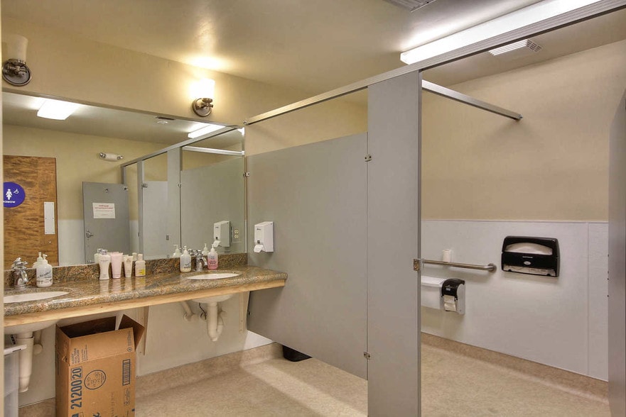 More Photos Of 911-915 Blanco Cir, Salinas Office For Lease