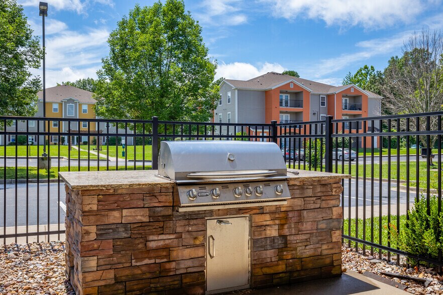 More Photos Of 500 Saluki Blvd, Carbondale Apartments For Sale