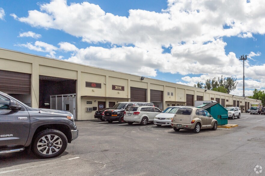 More Photos Of 5220-5296 NW 163rd St, Miami Lakes Warehouse For Lease
