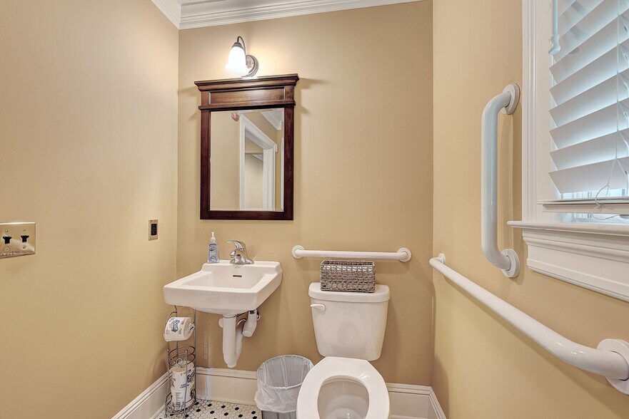 More Photos Of 24 Washington Ave, Chatham Office For Sale
