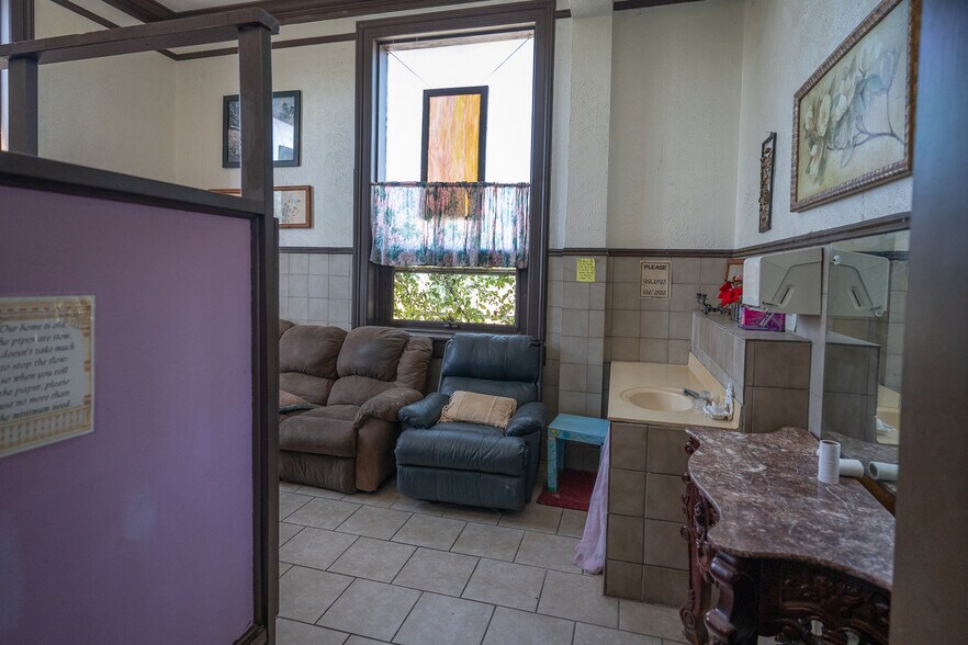 More Photos Of 401 E Broadway St, Muskogee Lodge Meeting Hall For Sale