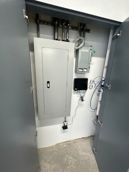 More Photos Of 2310 St Laurent Blvd, Ottawa Showroom For Lease