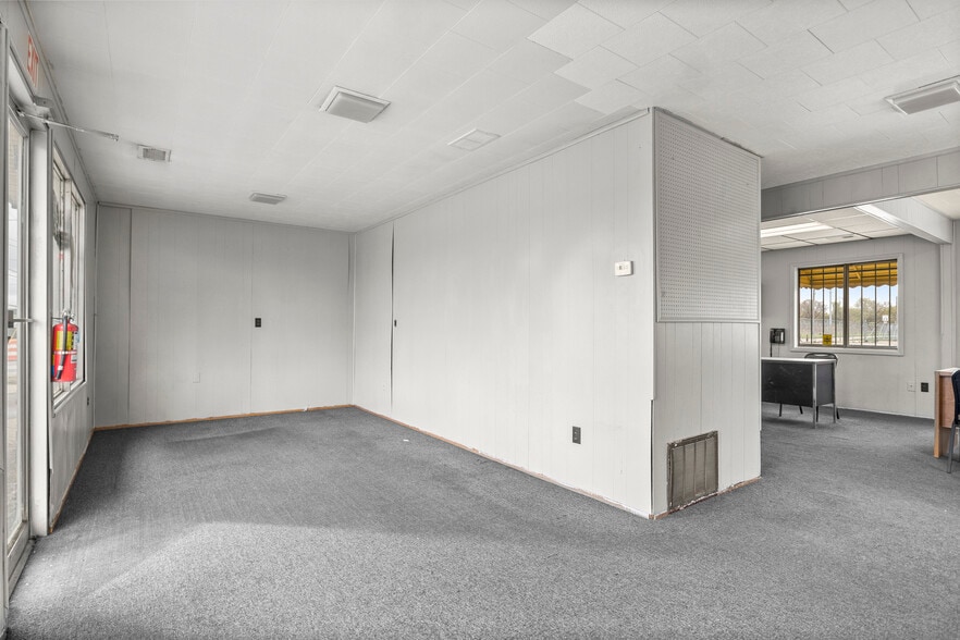 More Photos Of 6120 N Dort Hwy, Flint Service For Lease