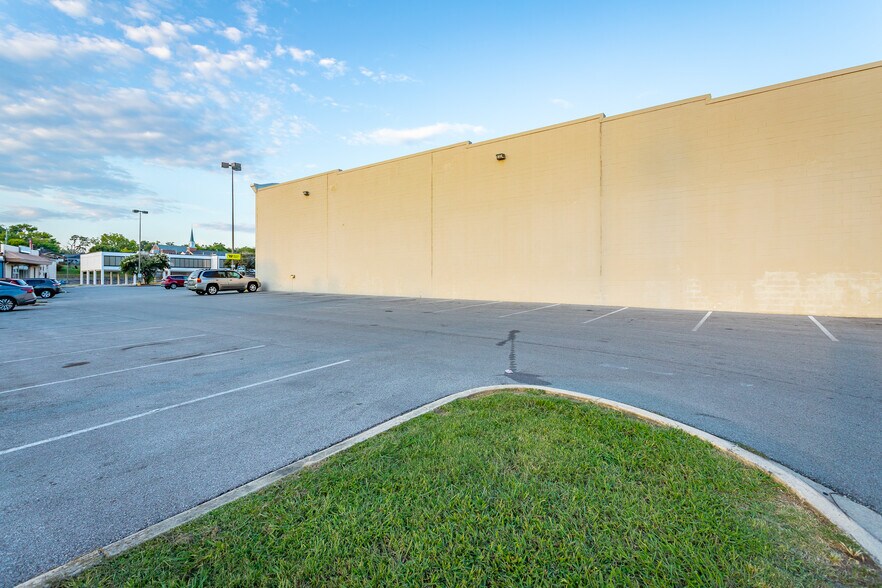 More Photos Of 319 Chickamauga Ave, Rossville Supermarket For Lease