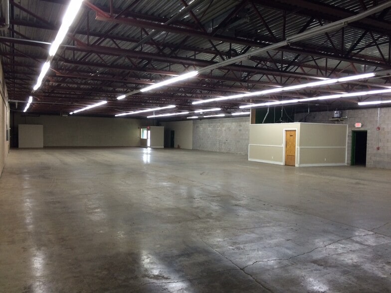 More Photos Of 80 Commerce Dr, Rochester Warehouse For Lease