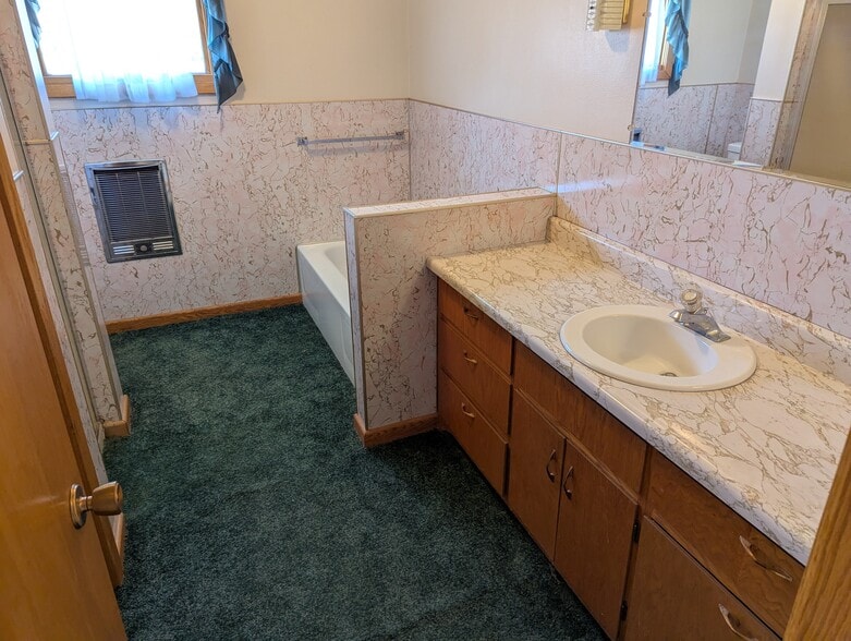 More Photos Of 340 Elm St E, Canova Sports And Entertainment For Sale