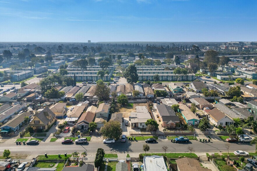 More Photos Of 2106 E 113th St, Los Angeles Multifamily For Sale