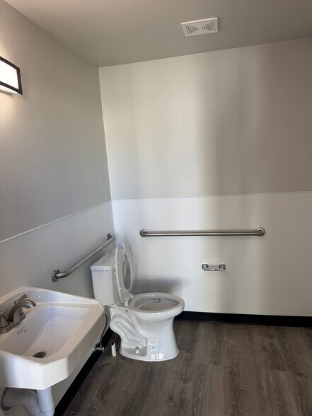 More Photos Of 1101-1107 Paso Robles St, Paso Robles Warehouse For Lease