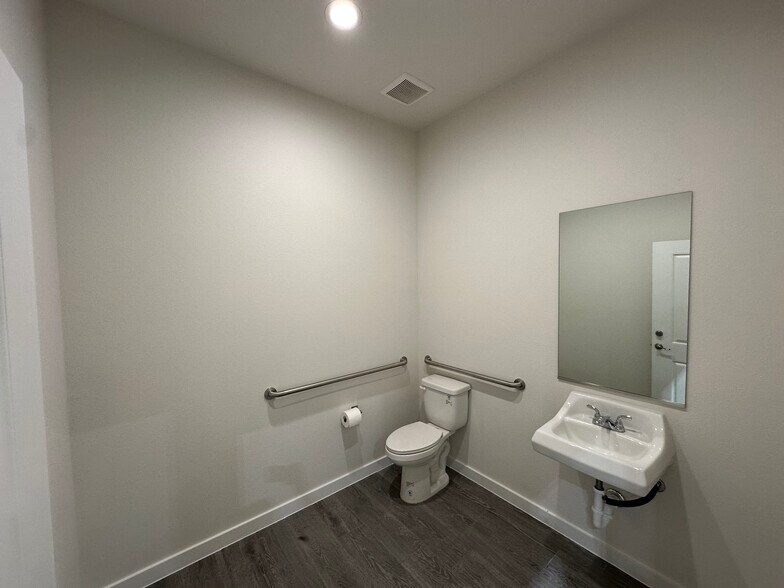 More Photos Of 16013 FM 429, Terrell Flex For Lease