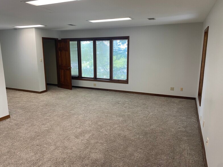 More Photos Of 4920 Lincoln Ave, Evansville Office For Lease