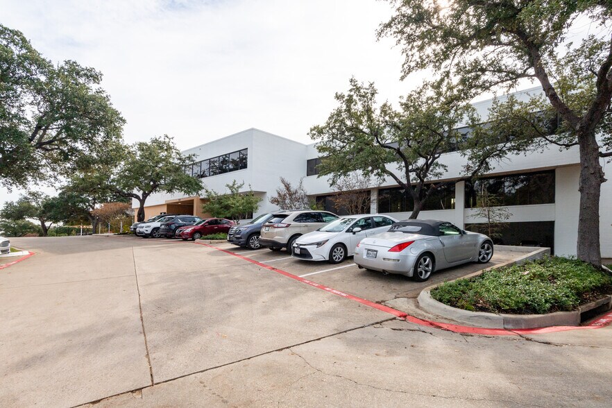 More Photos Of 104 Decker Ct, Irving Unknown For Lease