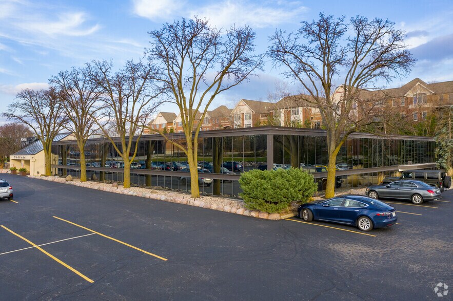 More Photos Of 175 Olde Half Day Rd, Lincolnshire Office For Lease