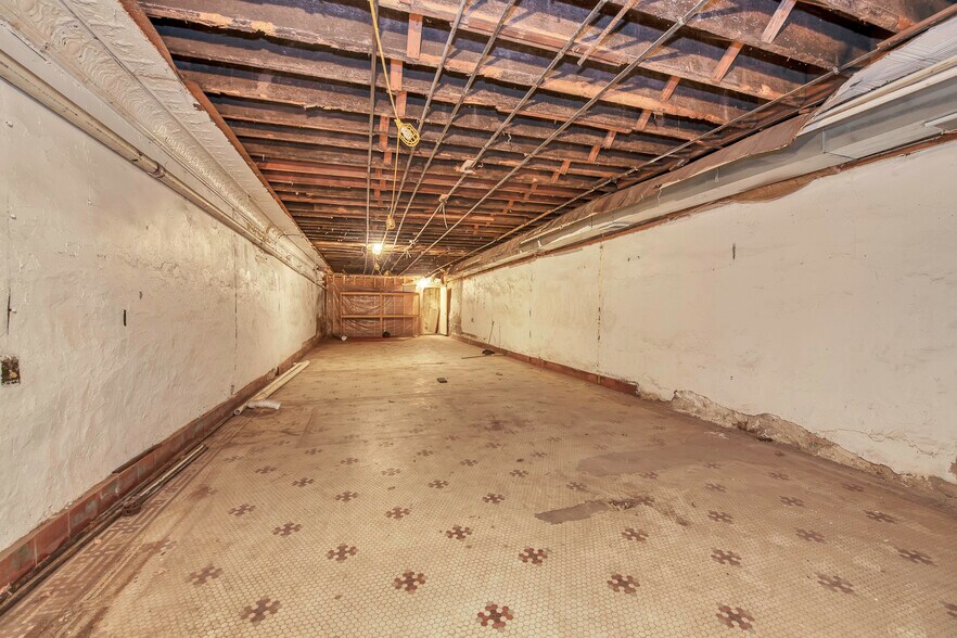 More Photos Of 6 N Saginaw St, Pontiac Storefront Retail Residential For Sale