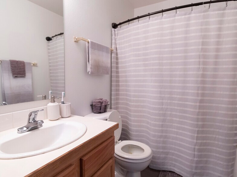 More Photos Of 1163-1165 NW Dogwood Cir, Mountain Home Specialty For Sale