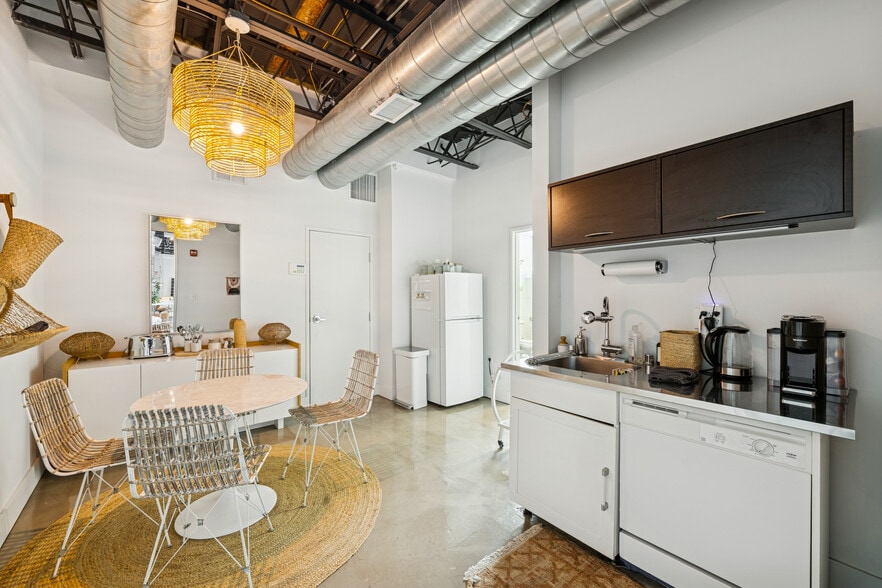 More Photos Of 8820 Wilshire Blvd, Beverly Hills Loft Creative Space For Lease