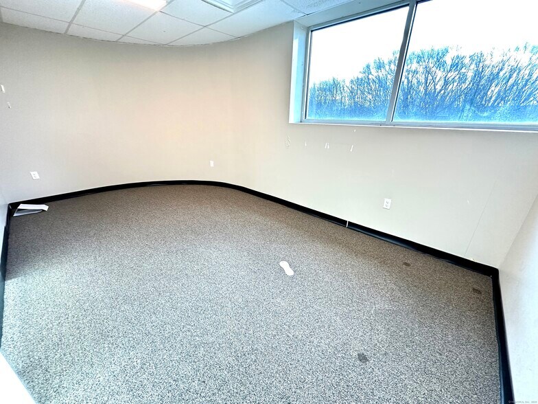 More Photos Of 590 Spring St, Windsor Locks Auto Repair For Sale