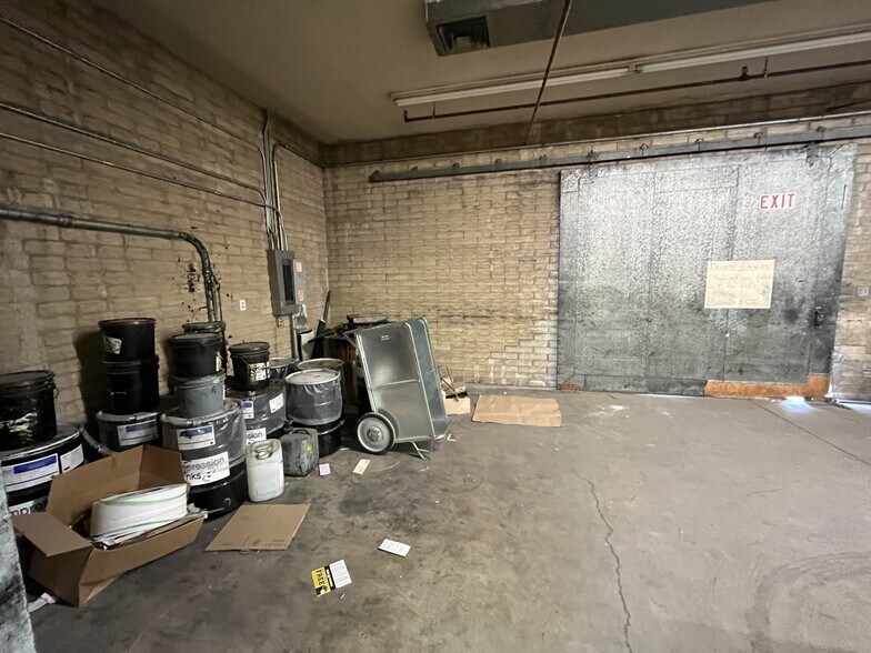 More Photos Of 298 N Pine St, Globe Light Distribution For Sale