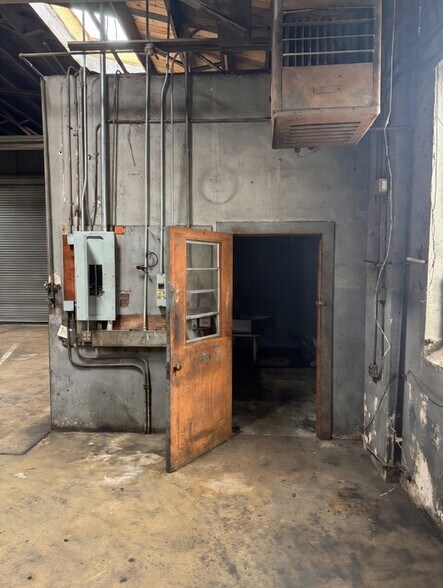 More Photos Of 444 Pine St, Macon-Bibb General Retail For Lease