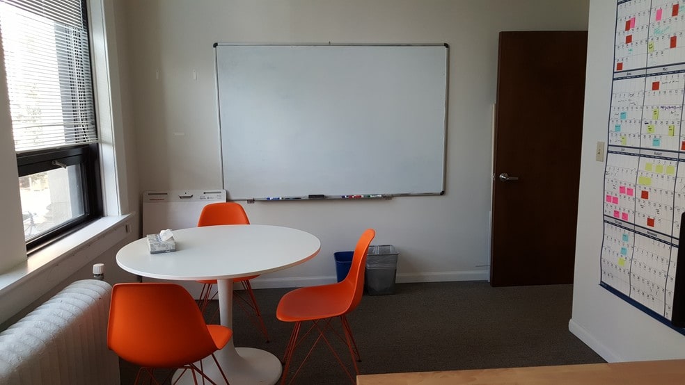 More Photos Of 828 Davis St, Evanston Loft Creative Space For Lease