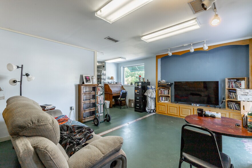 More Photos Of 15781 Rankin Ave, Dunlap Freestanding For Sale