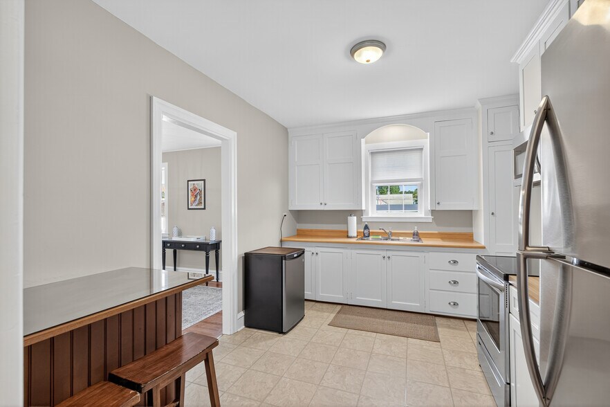 More Photos Of 51 N Main St, Manheim General Retail For Sale