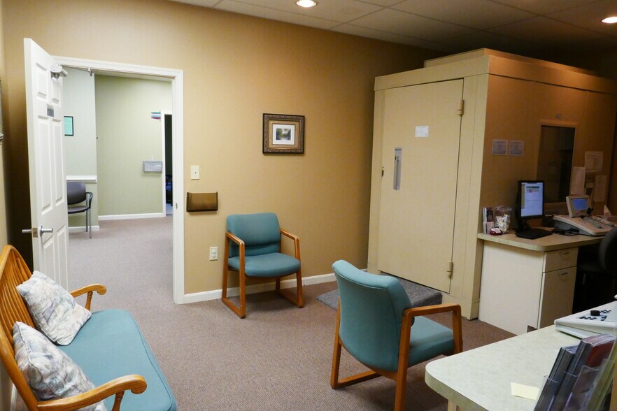 More Photos Of 142 Linden Dr, Winchester Office For Sale