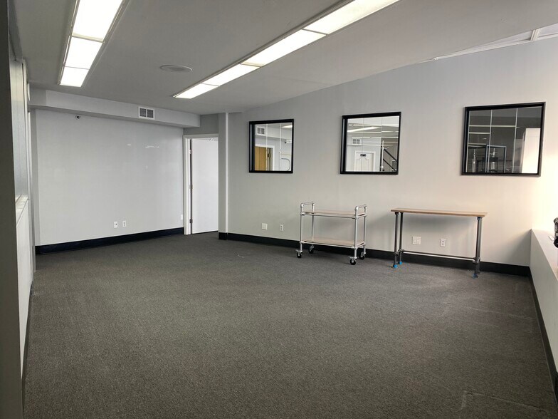 More Photos Of 395 Westbury Blvd, Hempstead Warehouse For Lease