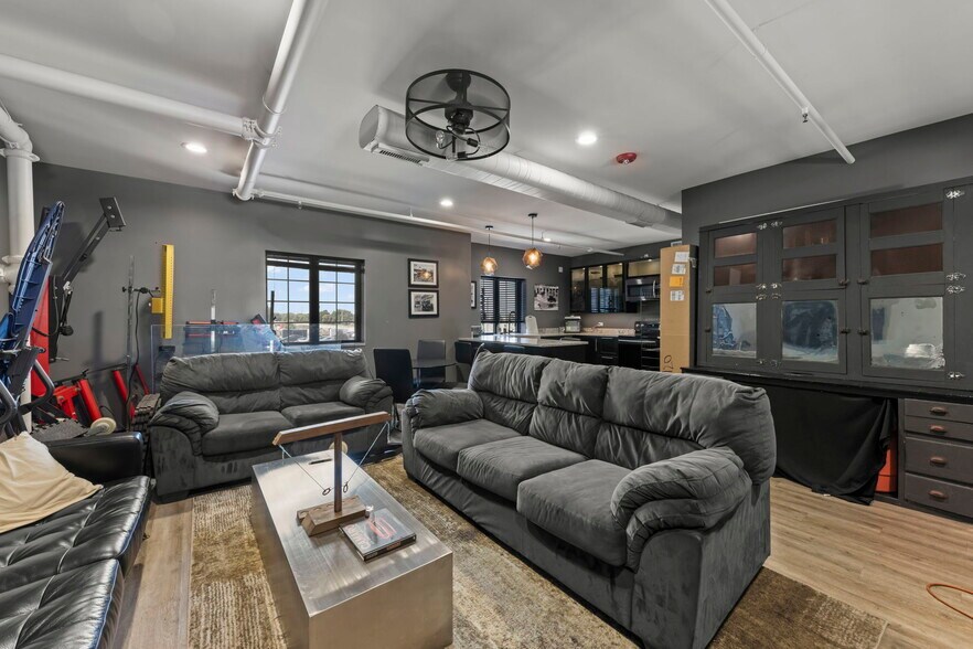 More Photos Of 2108-2260 Ferry Rd, Naperville Showroom For Sale