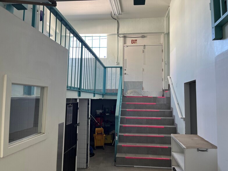 More Photos Of 5601 Mission St, San Francisco Veterinarian Kennel For Sale