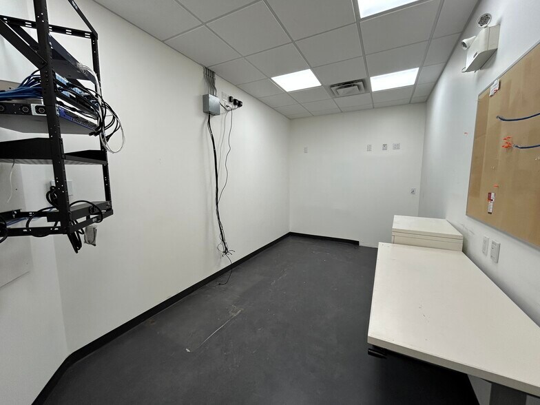 More Photos Of 11812 121 St NW, Edmonton Office For Lease