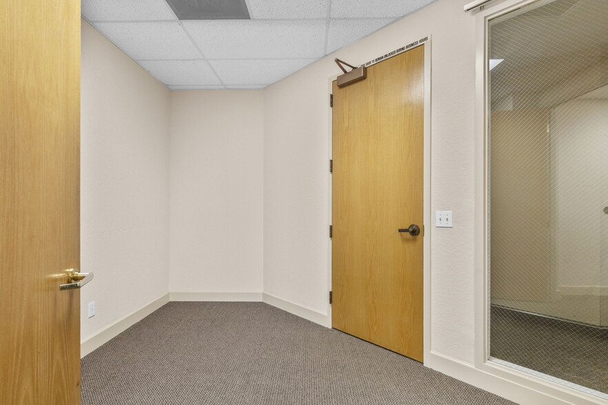 More Photos Of 13620 Lincoln Way, Auburn Office For Lease
