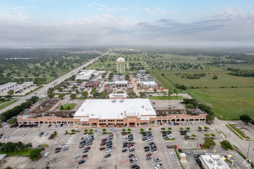 More Photos Of 8321-8325 W Broadway St, Pearland Unknown For Lease