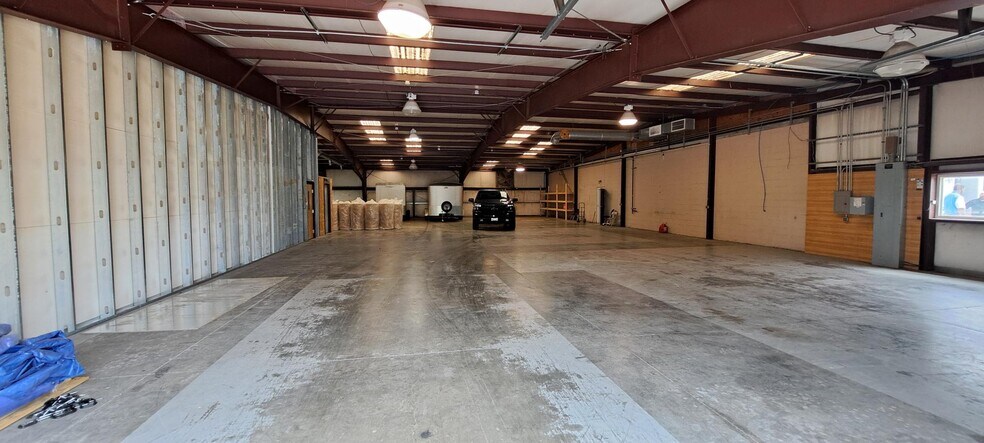 More Photos Of 7400 W Whitepine W, Richmond Warehouse For Lease