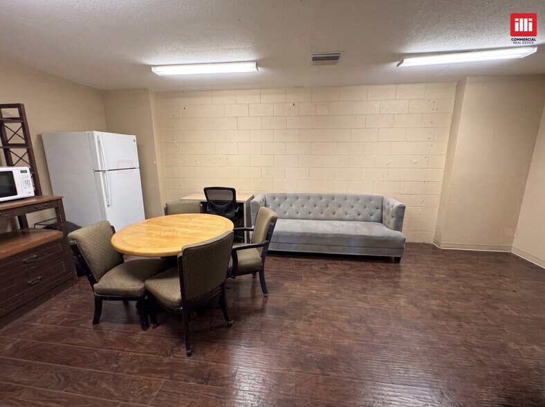 More Photos Of 20600-20630 Lassen St, Chatsworth Warehouse For Lease