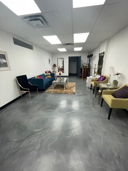 More Photos Of 3858-3870 Notre-Dame, Laval Office For Sale