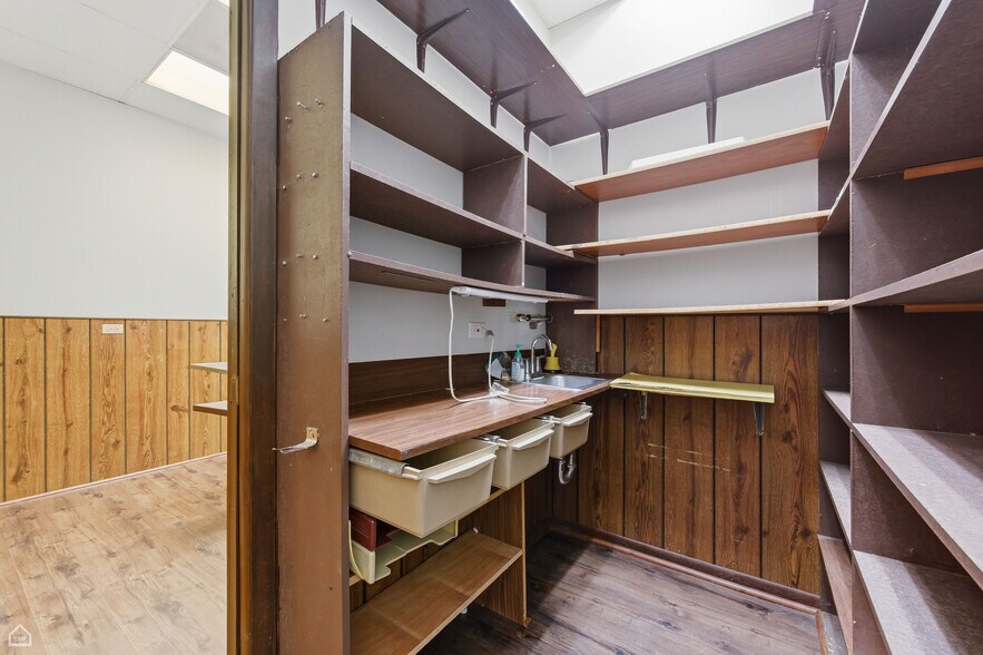 More Photos Of 8507 S Roberts Rd, Justice Veterinarian Kennel For Sale