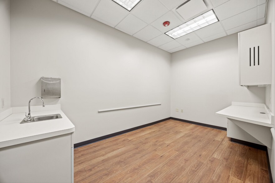 More Photos Of 105 River Oaks Dr, Southlake Medical For Sale