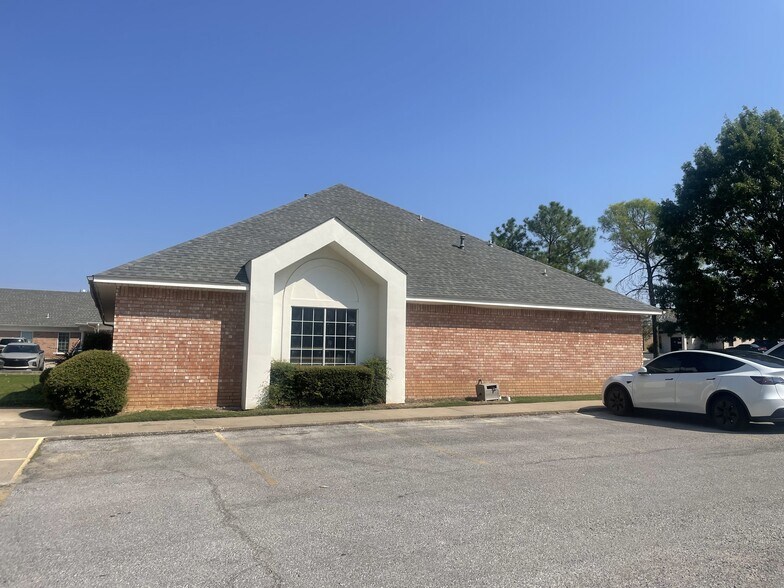 More Photos Of 1105 Walnut Dr, Ardmore General Retail For Sale