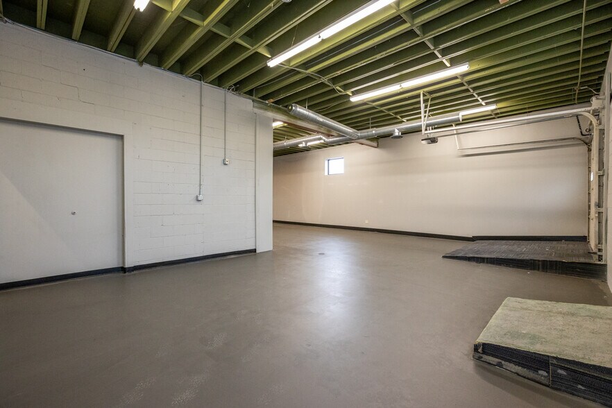 More Photos Of 1728 W 16th St, Indianapolis General Retail For Lease