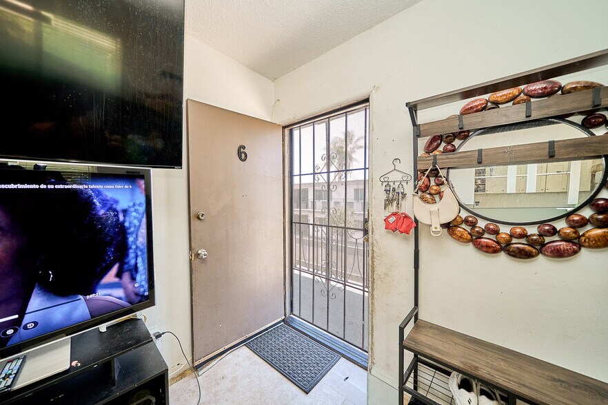 More Photos Of 2001 W Myrtle St, Santa Ana Apartments For Sale