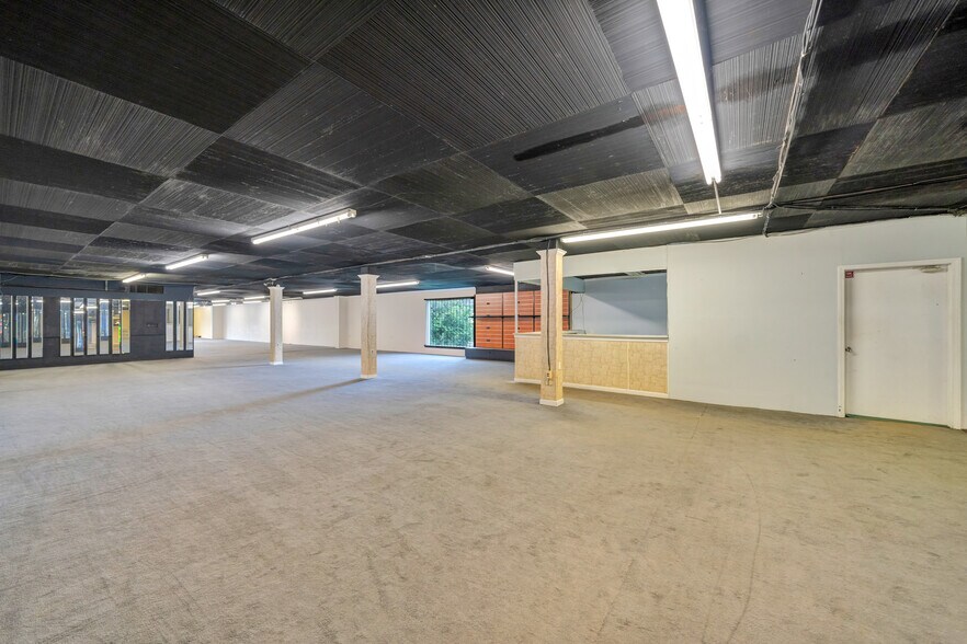 More Photos Of 10509 Dixie Hwy, Louisville Freestanding For Lease